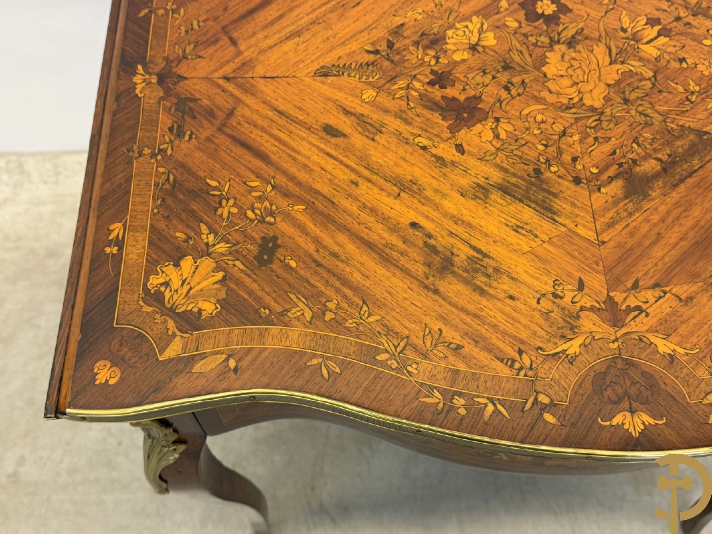 Franse notelaren bijzettafel met lade, openklapbare zijkanten bezet met marketterie van bloemenpatronen en bronsbeslag