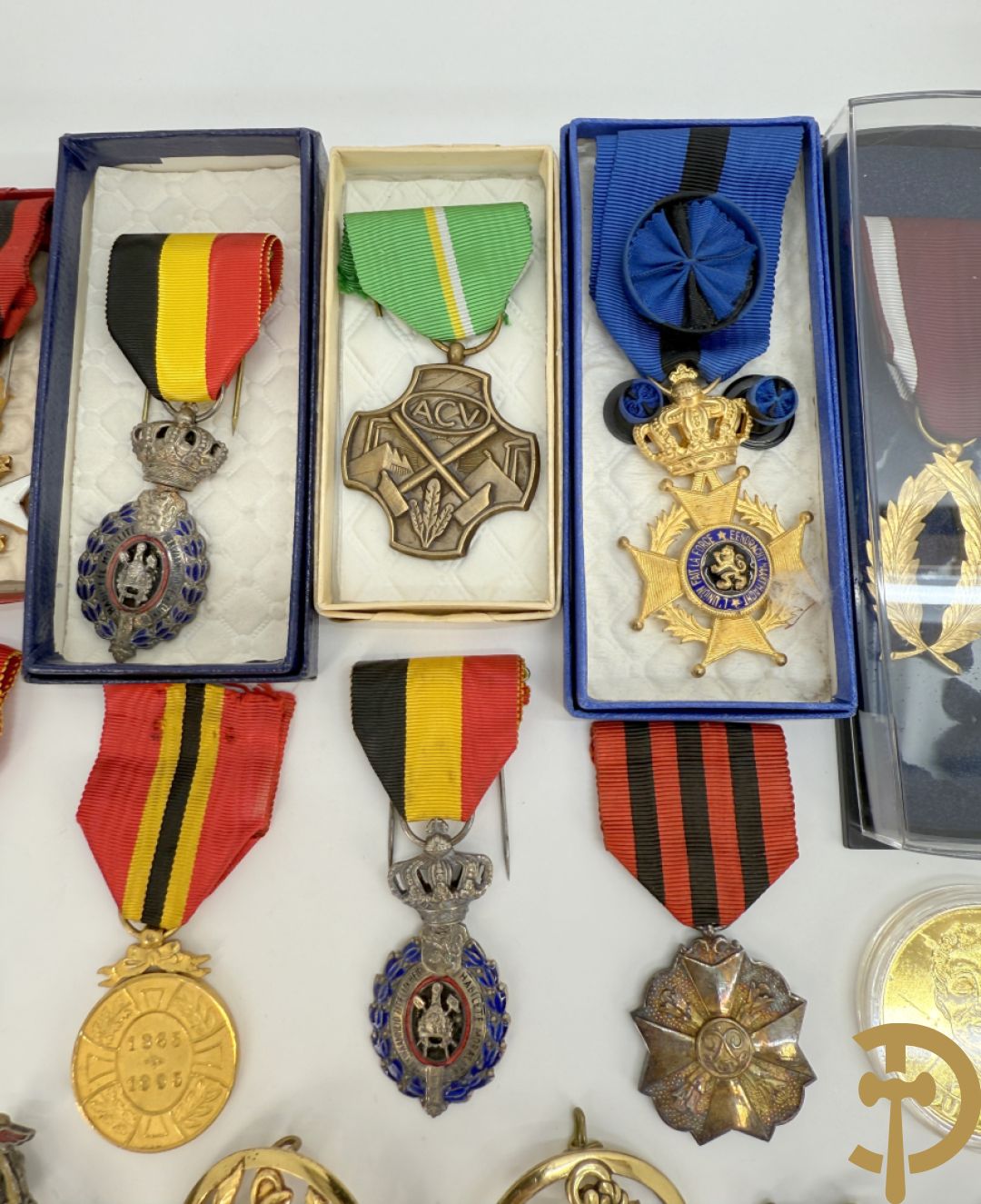 Lot insignes en medailles