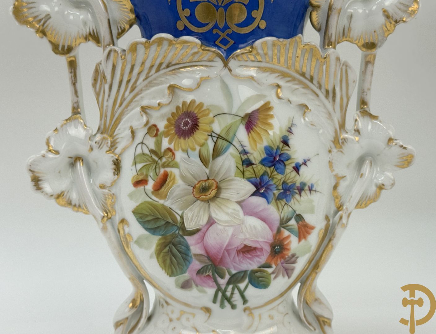 Paar Vieux Paris cornetvazen met handbeschilderd bloemendecor + Vieux Paris cornetvaas met decor van elegante dame
