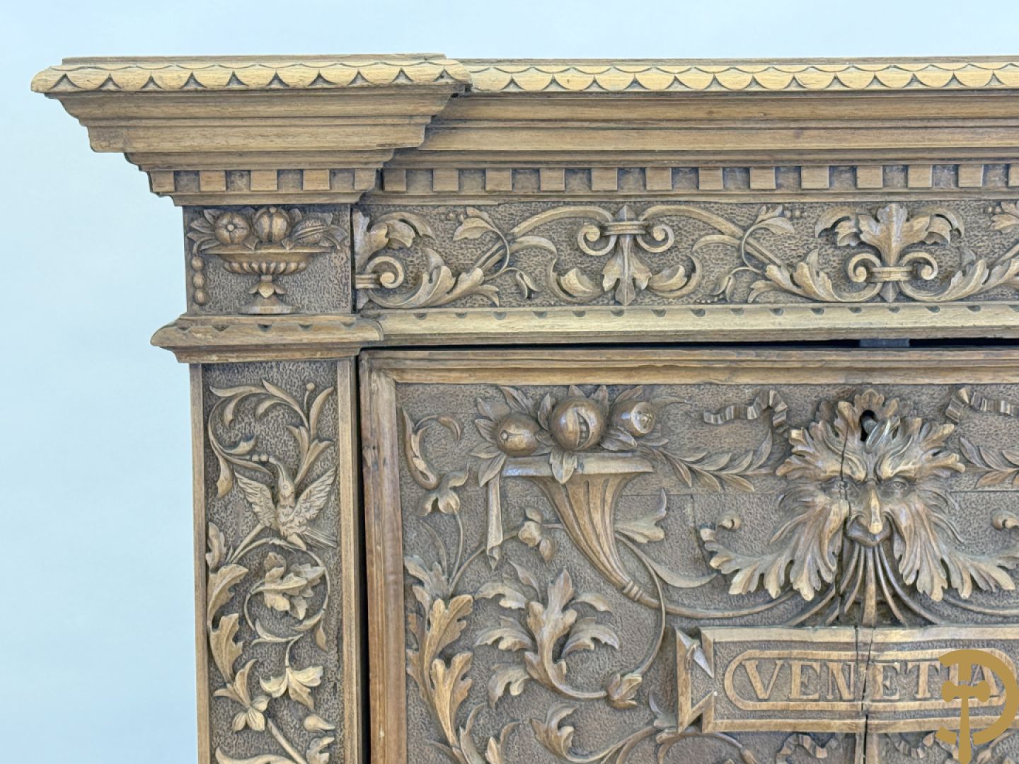 Italiaanse handgesculpteerde Neo Renaissance credance, bovenaan met klep en onderaan met lade - sculptuur van dieren en accanthusranken, gemerkt Venetia