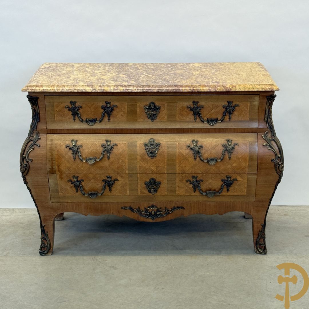 Notelaren gemarketteerde en gegalbeerde drieladencommode bezet met bronsbeslag en geaderd marmeren blad