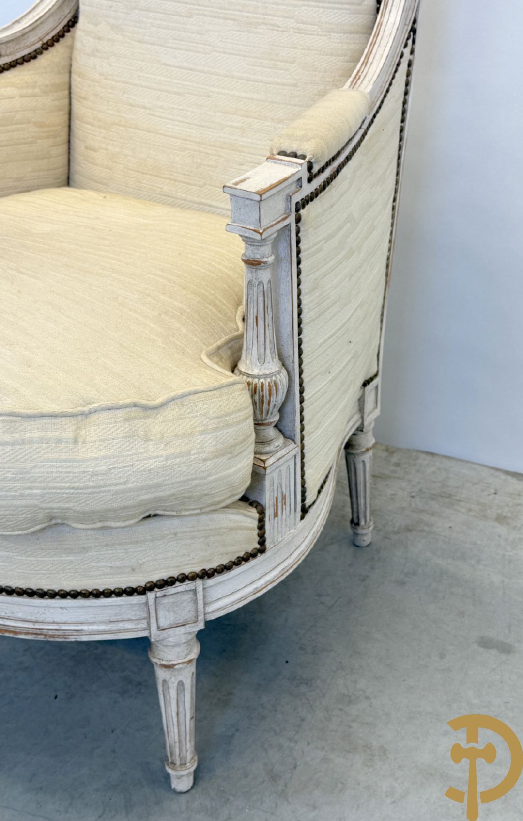 Paar wit gemonochromeerde bergères Louis XVI stijl + bijzettafeltje met lade op voluutvormige pootjes