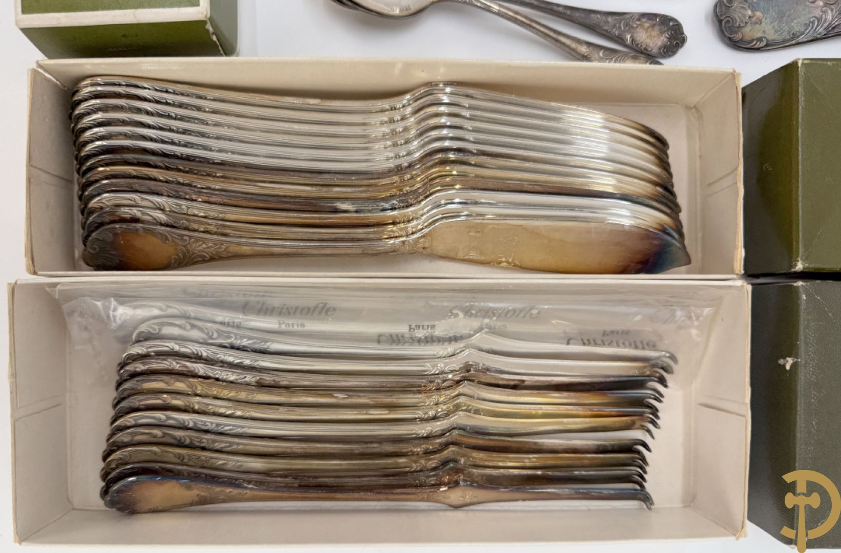Verzilverd Louis XV bestek Christofle bestaande uit 12 kreeftvorken, 12 vismessen, 12 ijslepels, 3 vorken, 3 lepels, 3 dessertlepels en 3 koffielepels + 8 verzilverde Louis Philippe lepels, 6 verzilverde Louis Philippe vorken + 2 verzilverde vorken + verzilverd mes