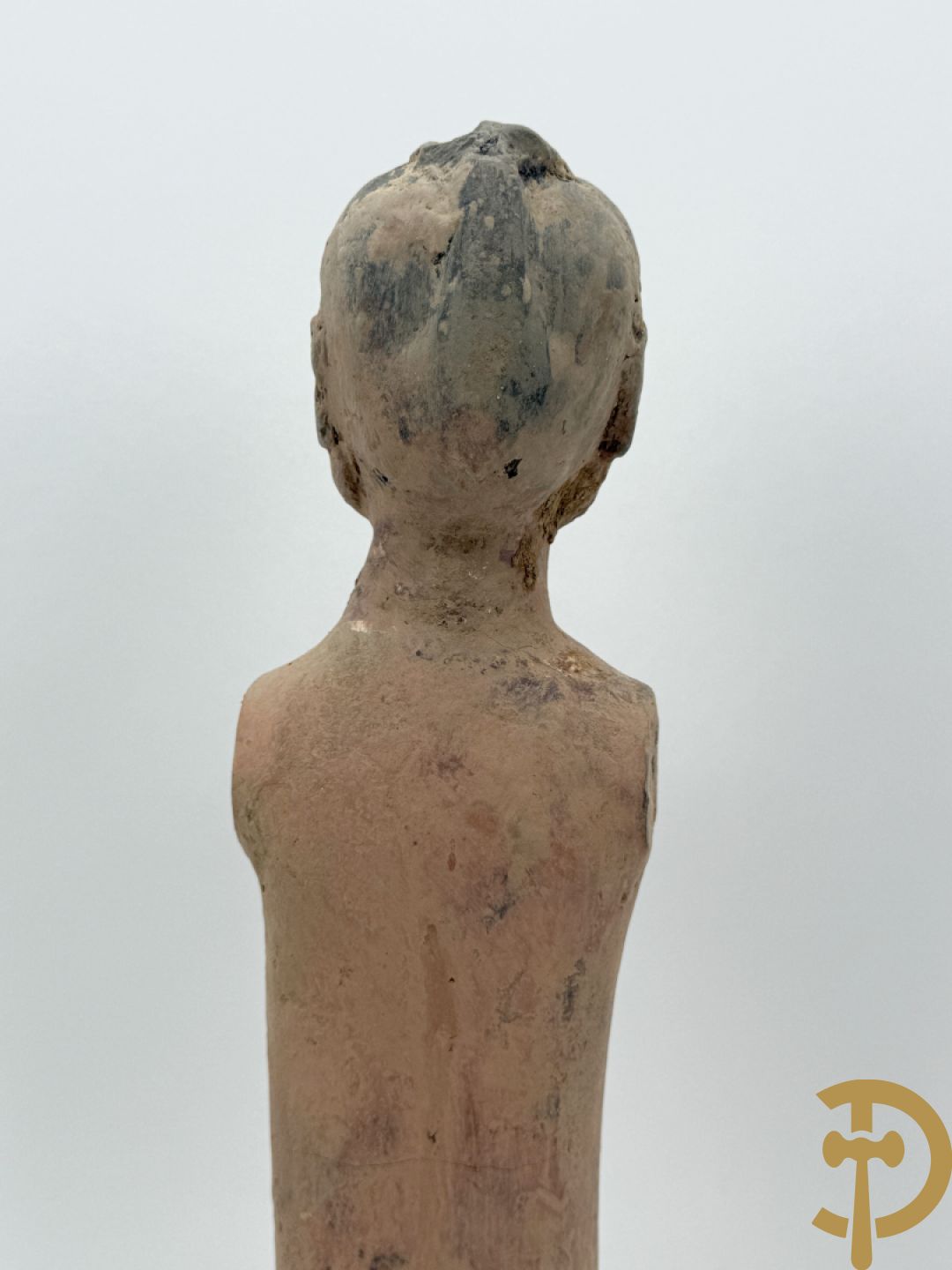 Terra cotta figuur van een Chinese staande man, Han dynastie, tussen 202 voor Christus en 240 na Christus, grafvondst uit Xian bij aanleg van de luchthaven