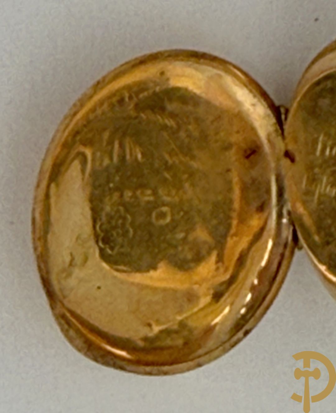 Twee dameshorloges met gouden kast