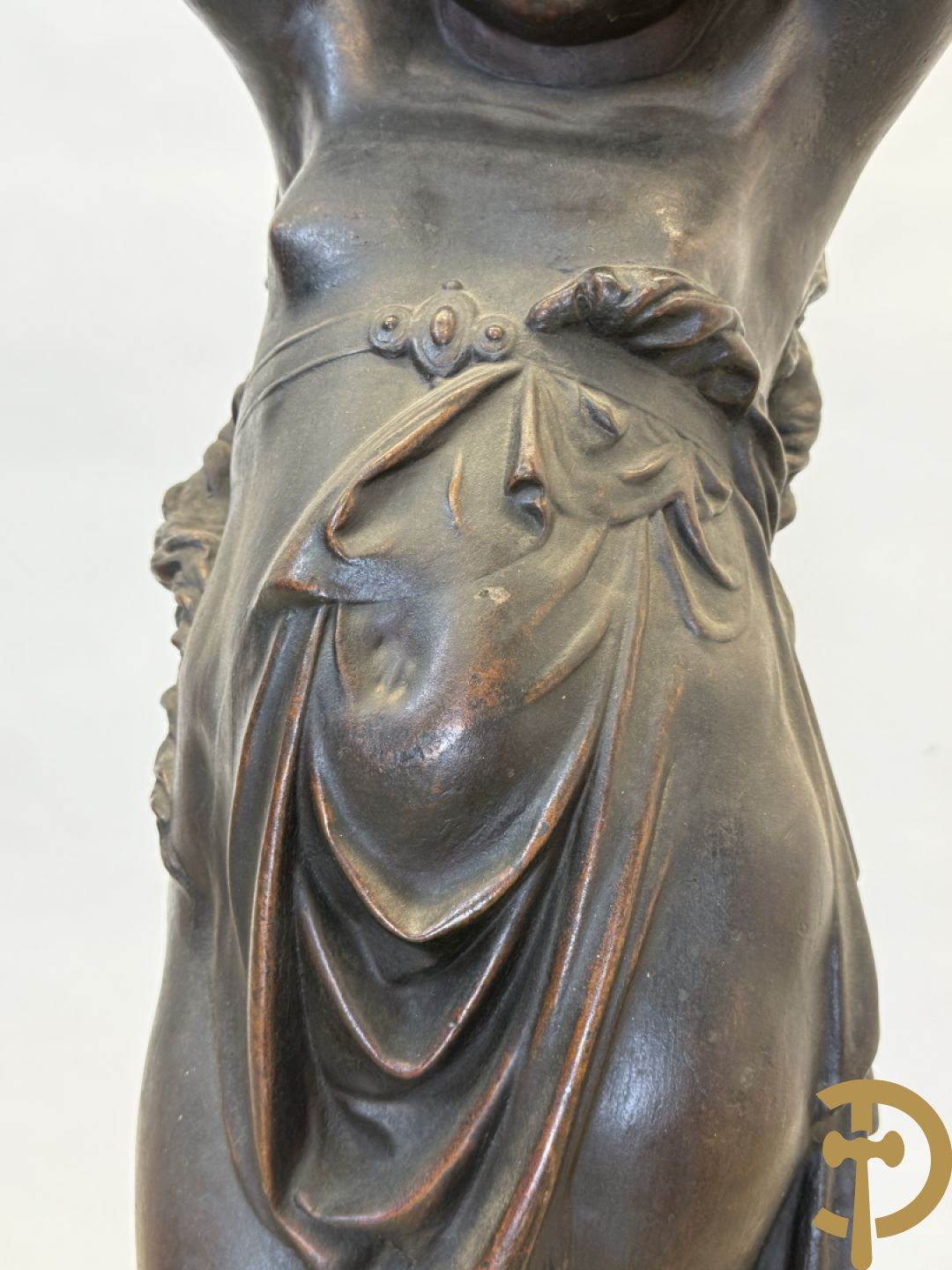 Gietijzeren gepatineerd beeld van cupido dragende een amfoor op het hoofd als lantaarn