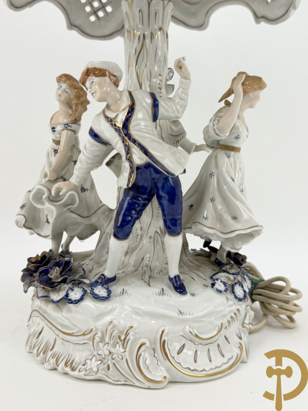 Porseleinen lampadaire met 4 dansende figuren, bovenaan met bloemenknop bezet