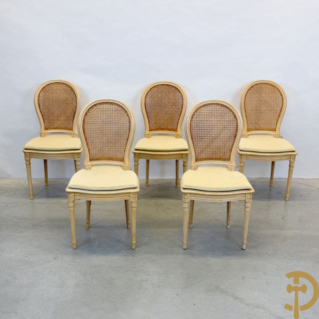 Ronde tafel met houtgesculpteerde korenaren, deels verguld, en glazen blad + 5 bijhorende Louis XVI stoelen met gecanneerde rug en zitting