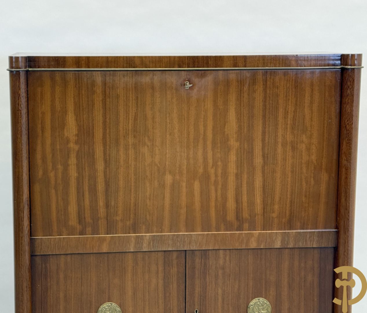 Voltaire barkast in notelaar met 2 deuren met bronsbeslag en gestyleerd bloemendecor onderaan en klep bovenaan, Decoene