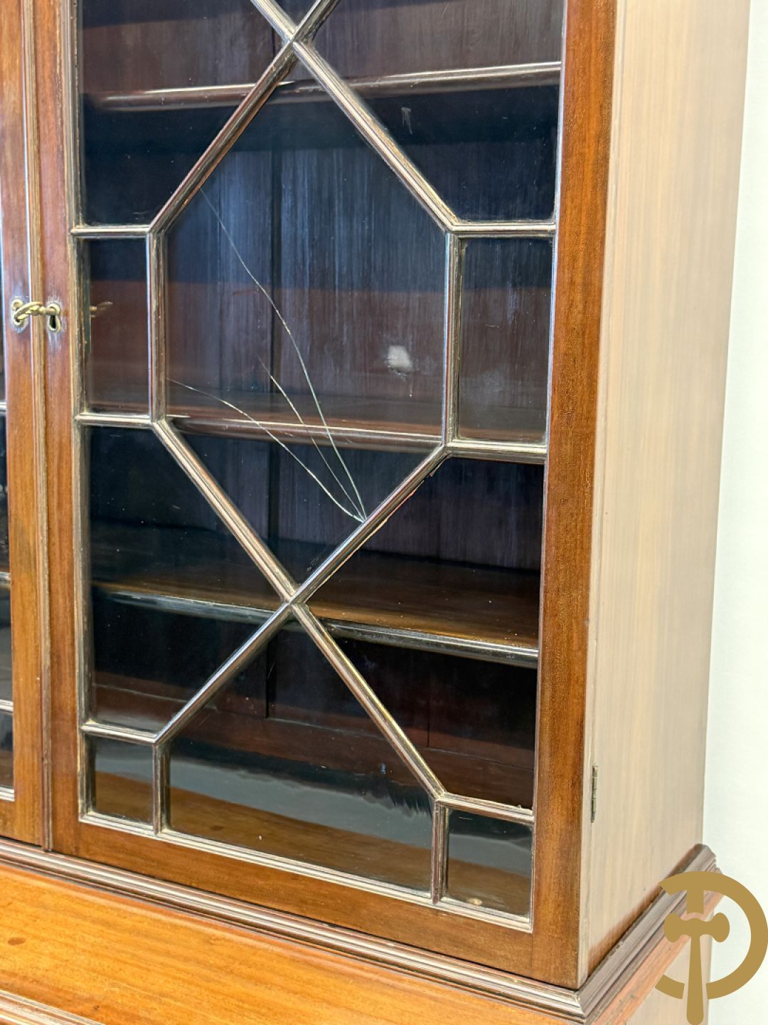 Engelse mahoniehouten secretaire met vitrine bovenaan, 19e