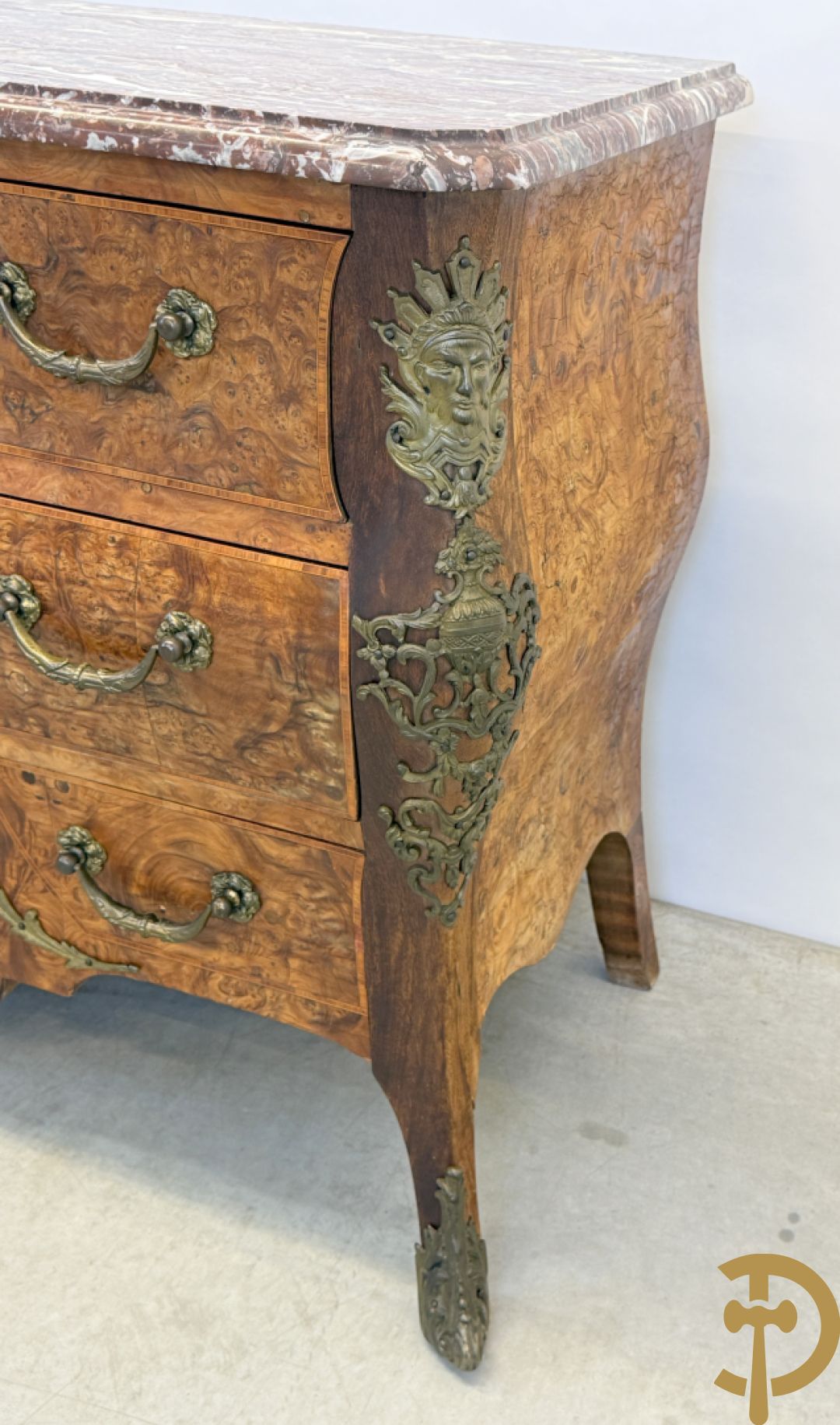 Wortelnotehouten drieladencommode met bronsbeslag van mazarinkoppen en accanthusranken, bovenaan met rood geaderd marmeren blad