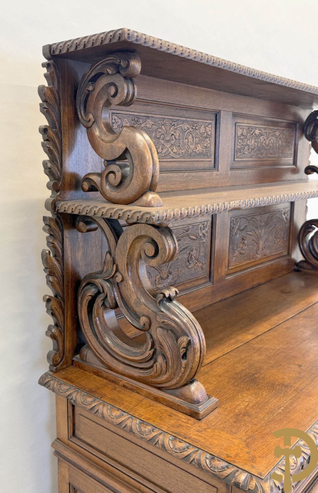 Massief eiken Neo Renaissance vaiselier met sculptuur van fruit en accanthusranken, 19e
