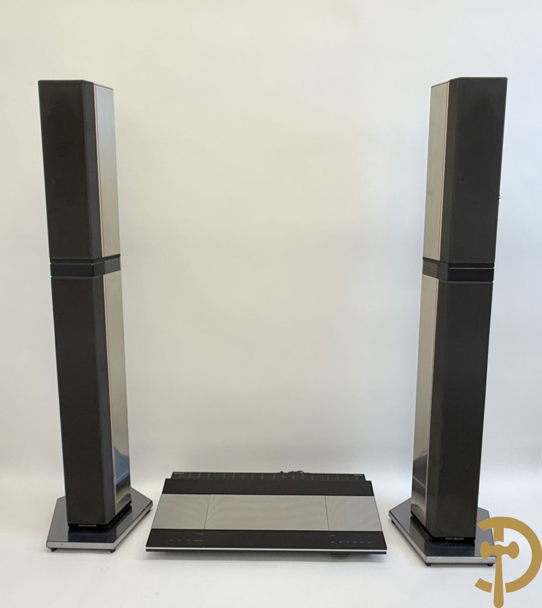 Design muziekinstallatie B & O Beocenter 9500 met bijhorende toren luidsprekers type 6611