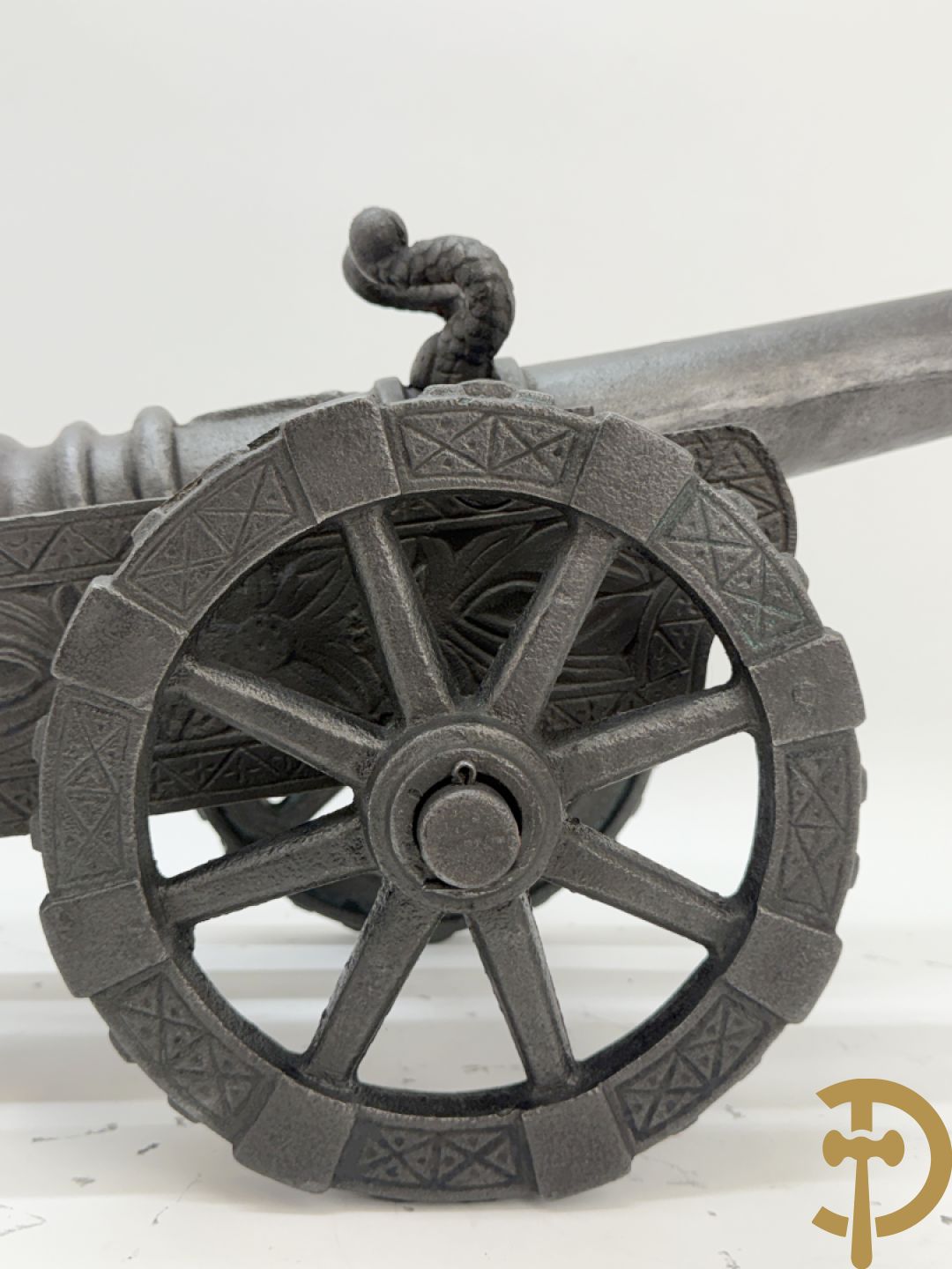 Gietijzeren miniatuurkanon met wapenschild