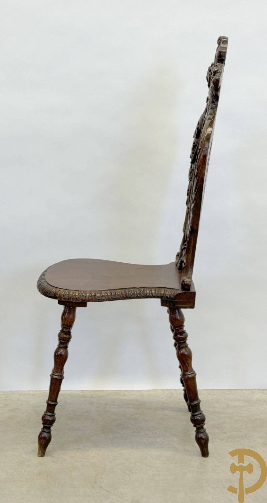 Eiken Neo Renaissance bijzetstoel scabello met decor van Franse lelies en leeuwenkoppen