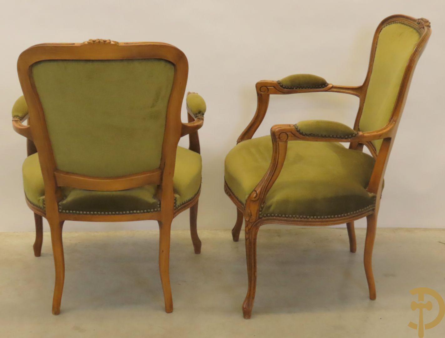 Paar groen gestoffeerde Louis XV bijzetarmzetels