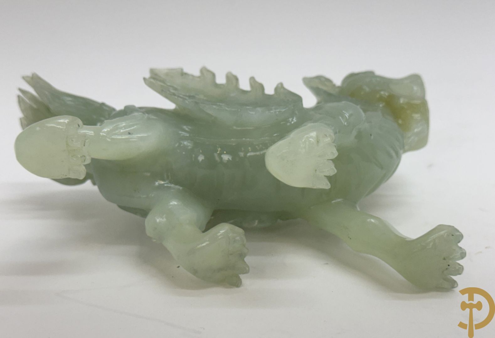 Drie Chinese handgestoken sculpturen van rammen en gevleugelde fo hond en in speksteen en jadeiet
