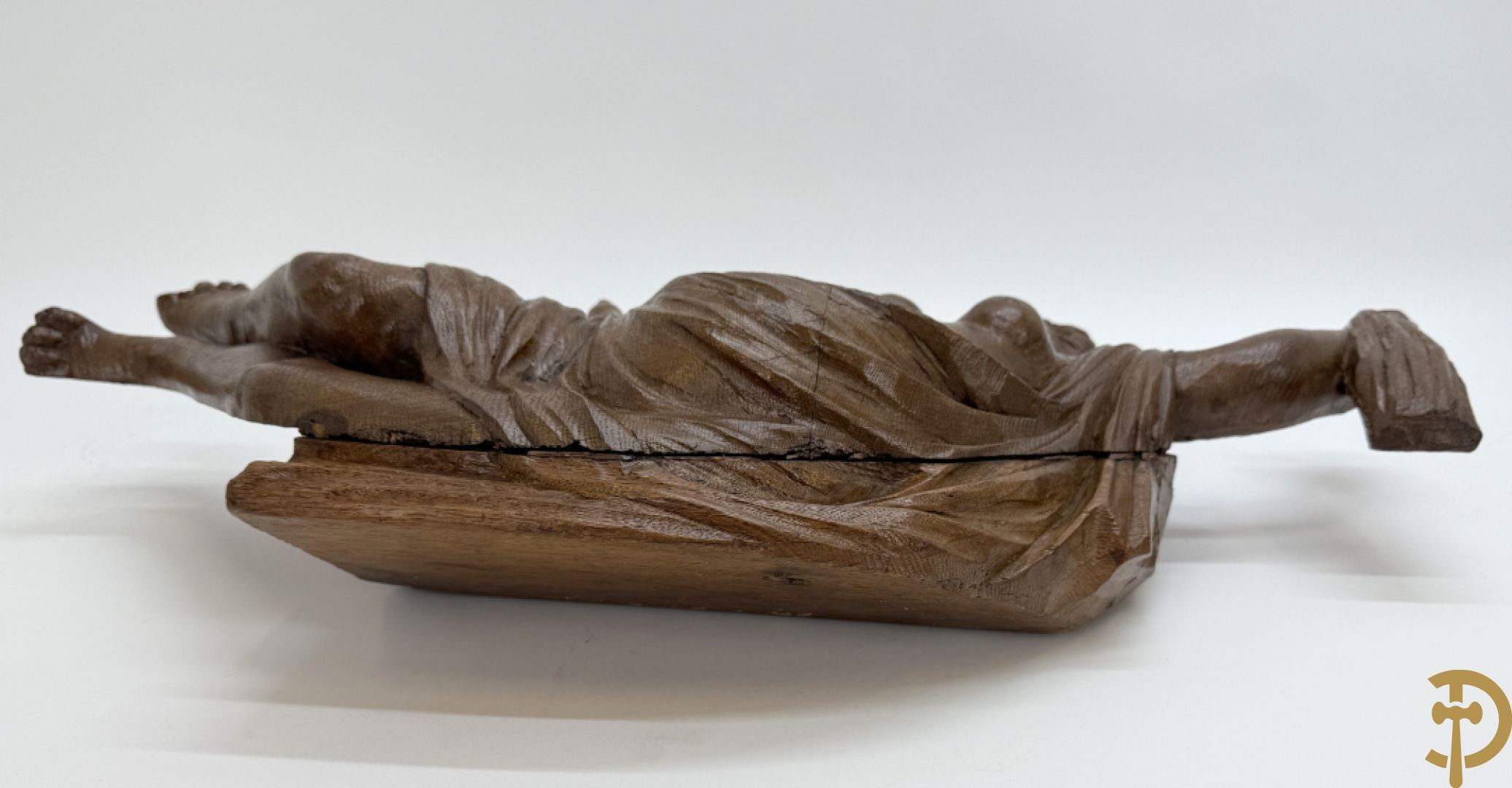 Paar houtgesculpteerde engelen als fragmenten uit een groter geheel