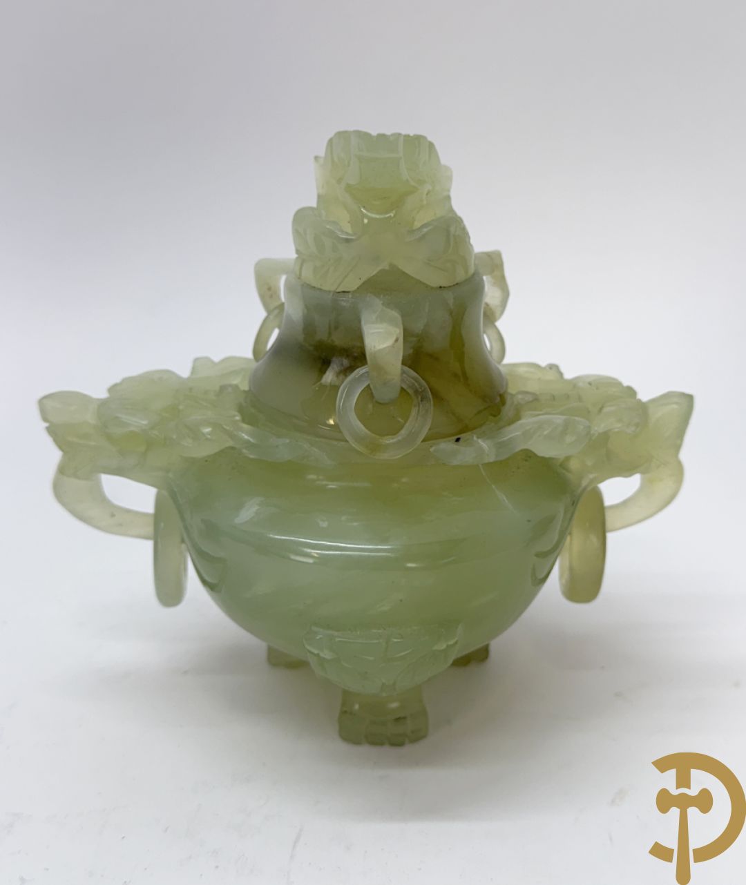 Drie Chinese handgesculpteerde urnes in gesteente met drakendecor (jade, amethist en fluoriet)
