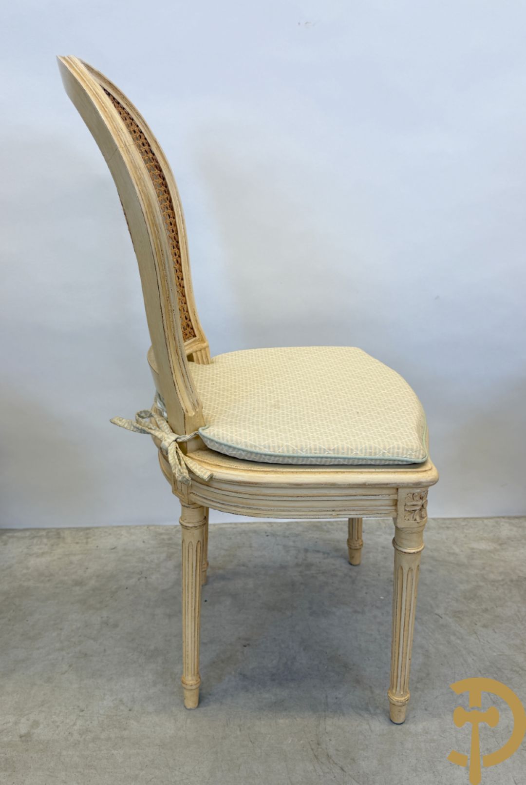 Ronde tafel met houtgesculpteerde korenaren, deels verguld, en glazen blad + 5 bijhorende Louis XVI stoelen met gecanneerde rug en zitting