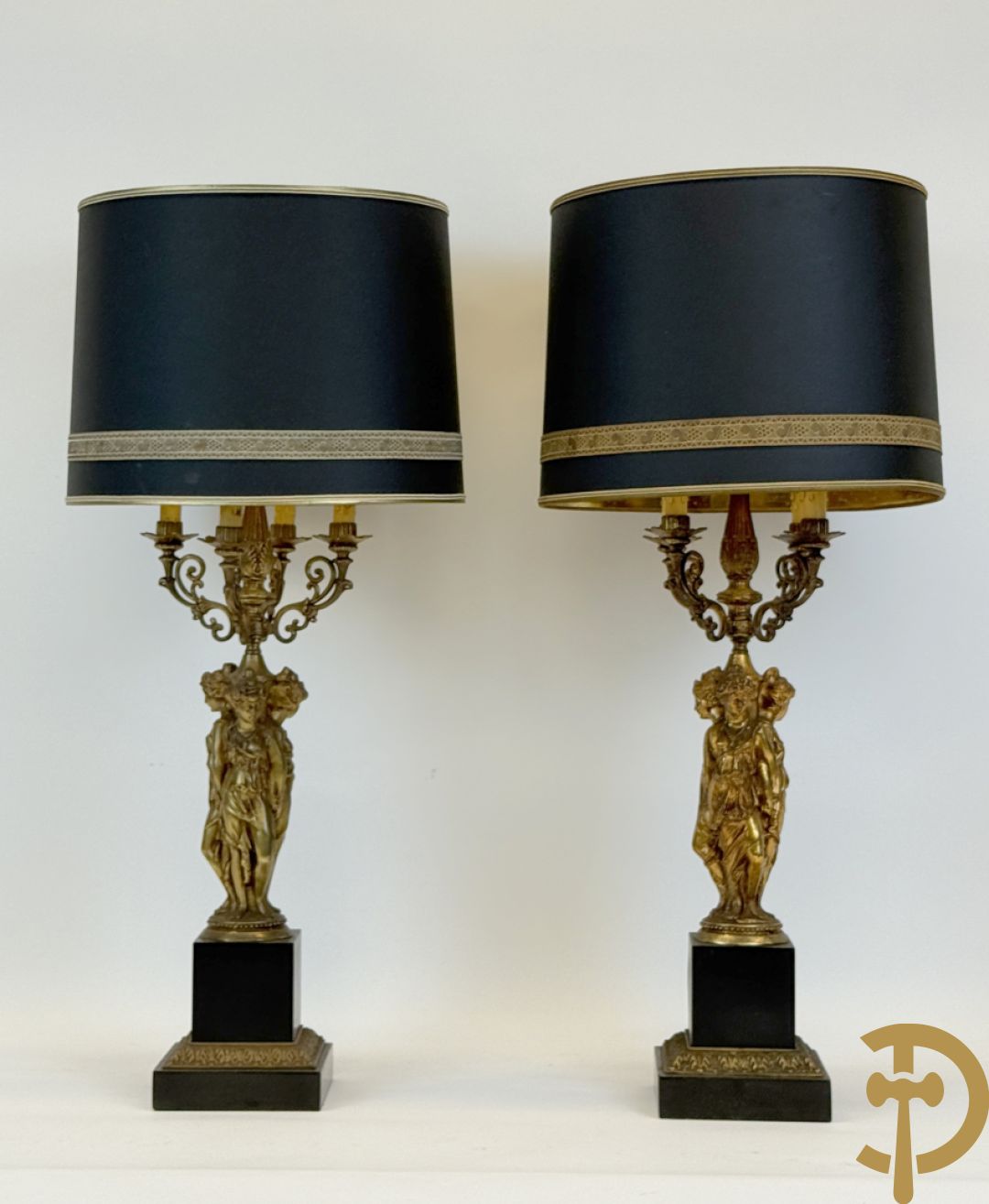 Paar vintage lampadaires met 3 karyathiden, bovenaan met 4 kaarsen en een lichtpunt, Deknudt
