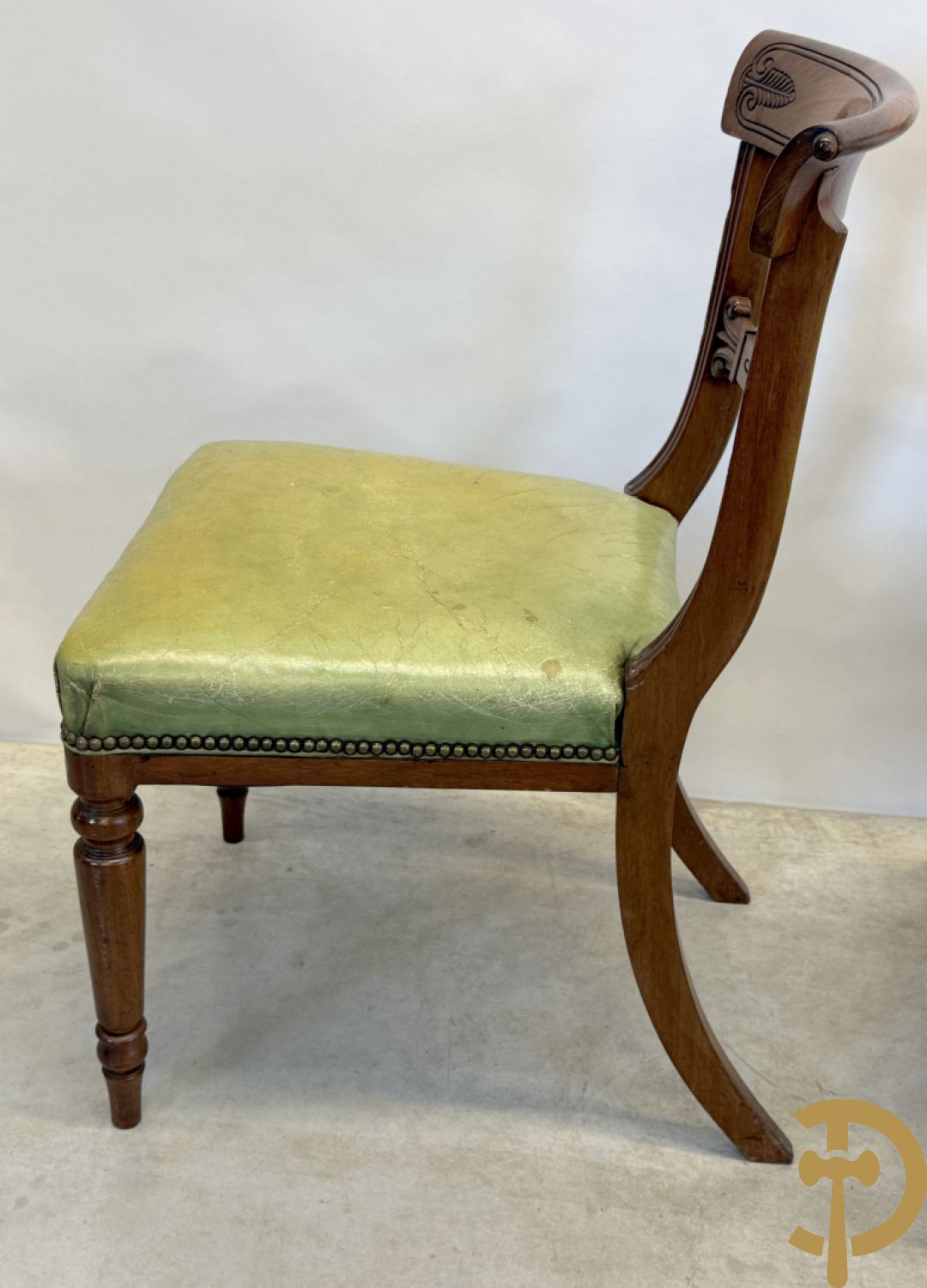 Set Engelse mahoniehouten stoelen met gondelvormige rug en lederen zitting (2 armzetels en 4 stoelen)
