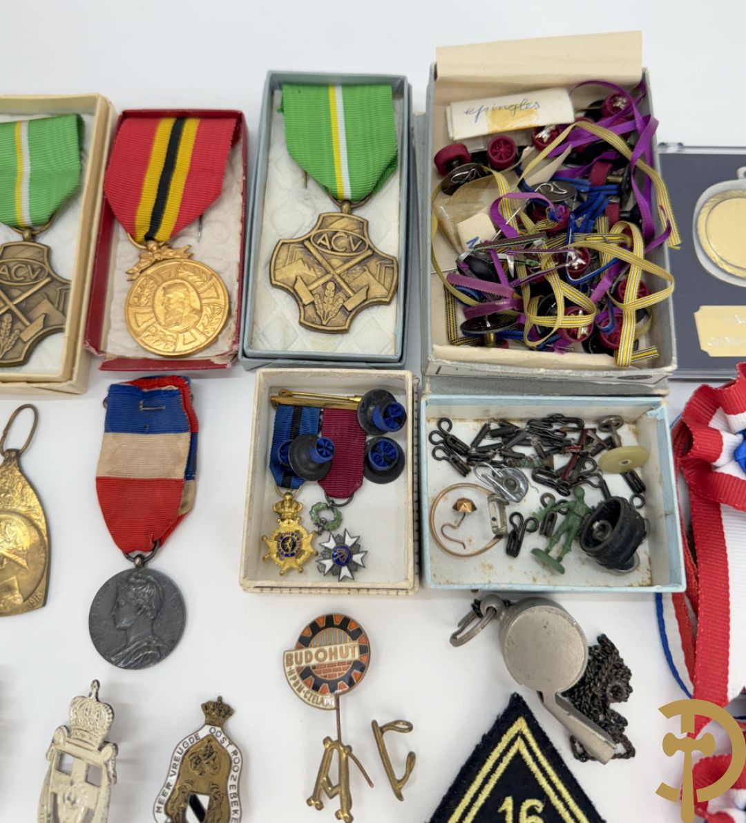 Lot insignes en medailles