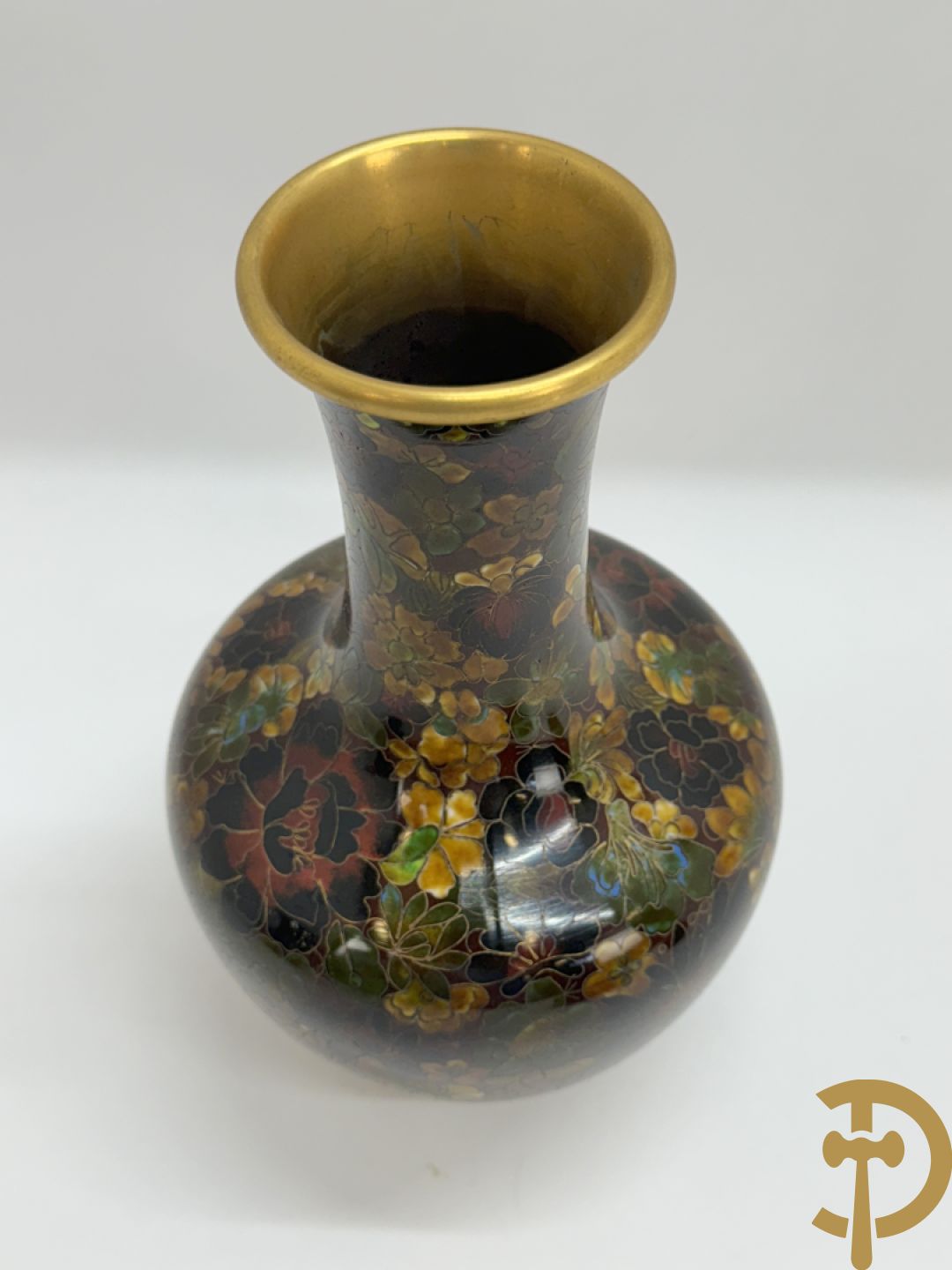 Acht stuks cloisoné w.o. paar dekselpotiches met bloemendecor, 4 vaasjes, coupe en vogel
