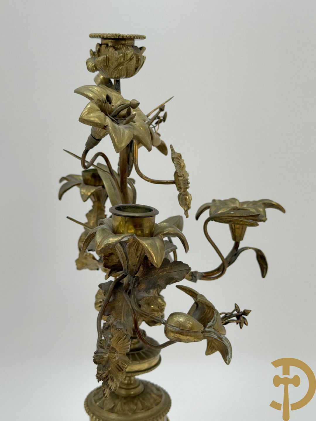 Paar bronzen kandelaars met guirlande en bloemenmotieven