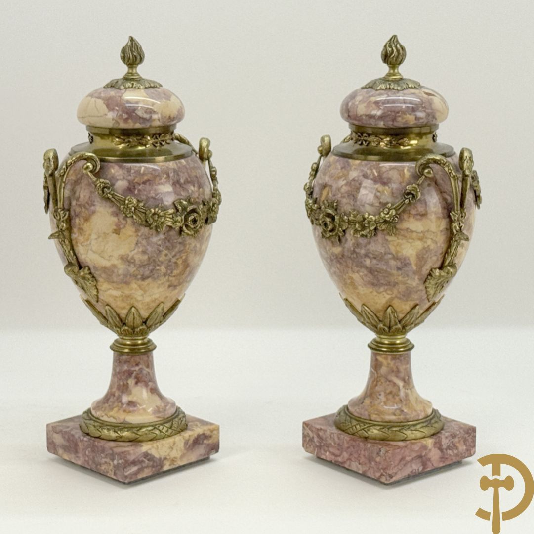 Paar marmeren cassolettes bezet met bronzen bloemenguirlandes