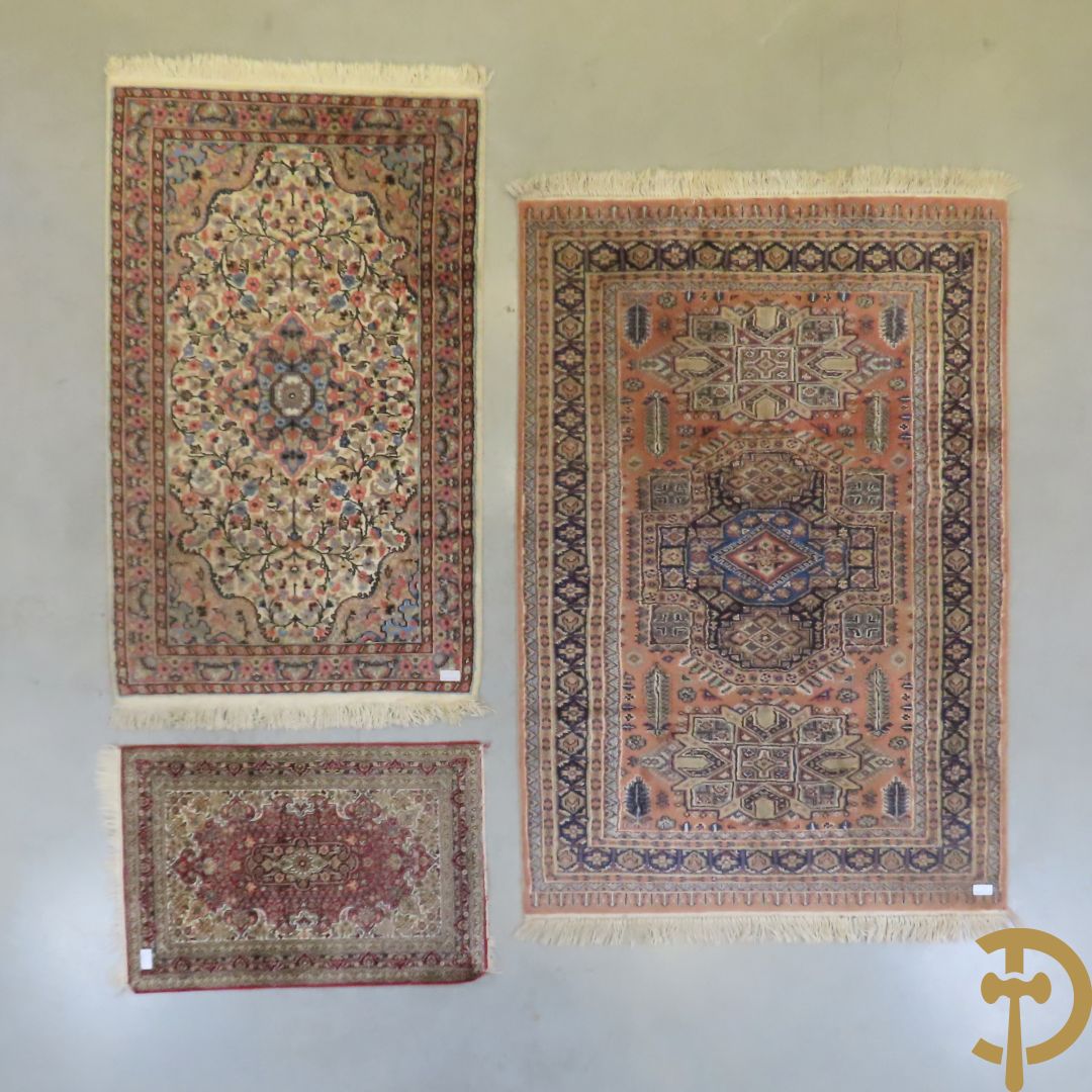 Oosters handgeknoopt tapijt met bloemenmotieven + Oosters handgeknoopt tapijt met geometrische motieven + Oosters handgeknoopt zijden tapijt met centrale fond en bloemenmotieven
