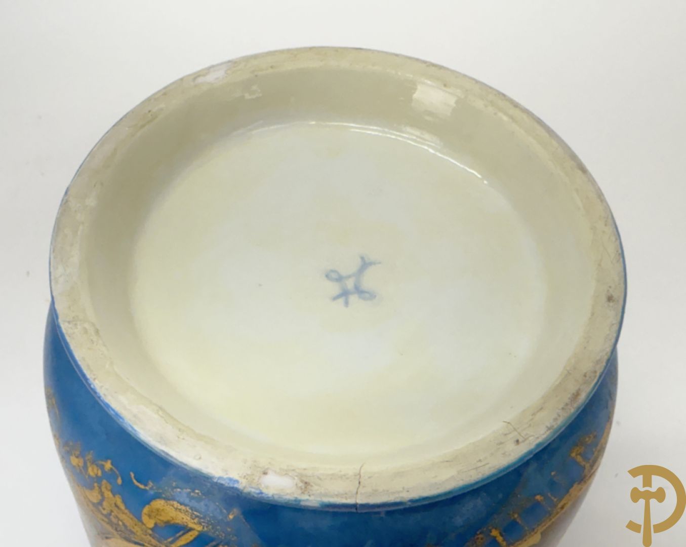 Sèvres cachepot met dubbel decor van handbeschilderde romantische dames en bloemendecor + cachepot in Frans porselein met bloemendecor gevat in bronzen houder + Limoges medici vaas met zwanehalzen