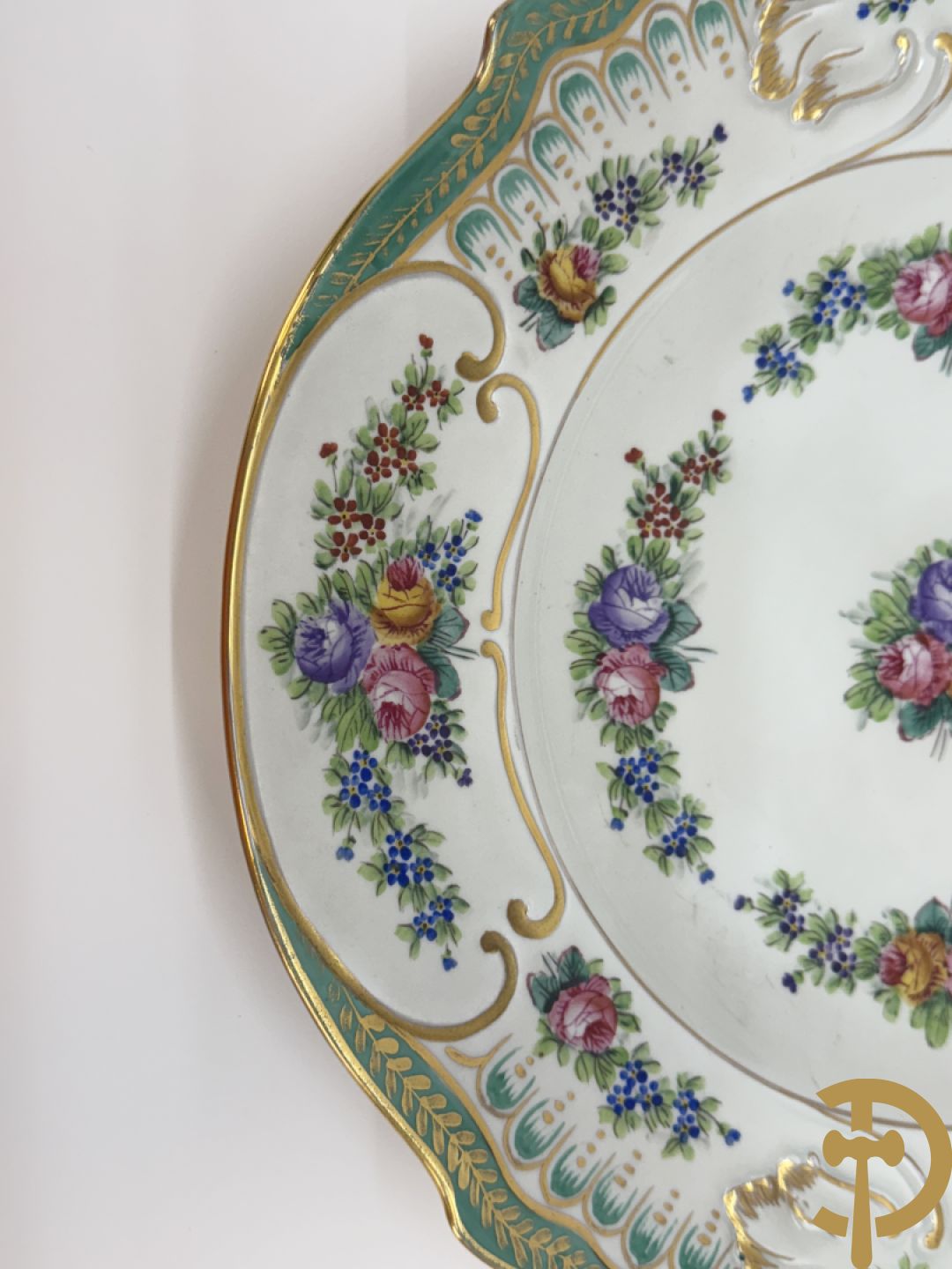 Milieu de table met vergulde ornamenten en bloemendecor op onderschaal, Limoges France gemerkt