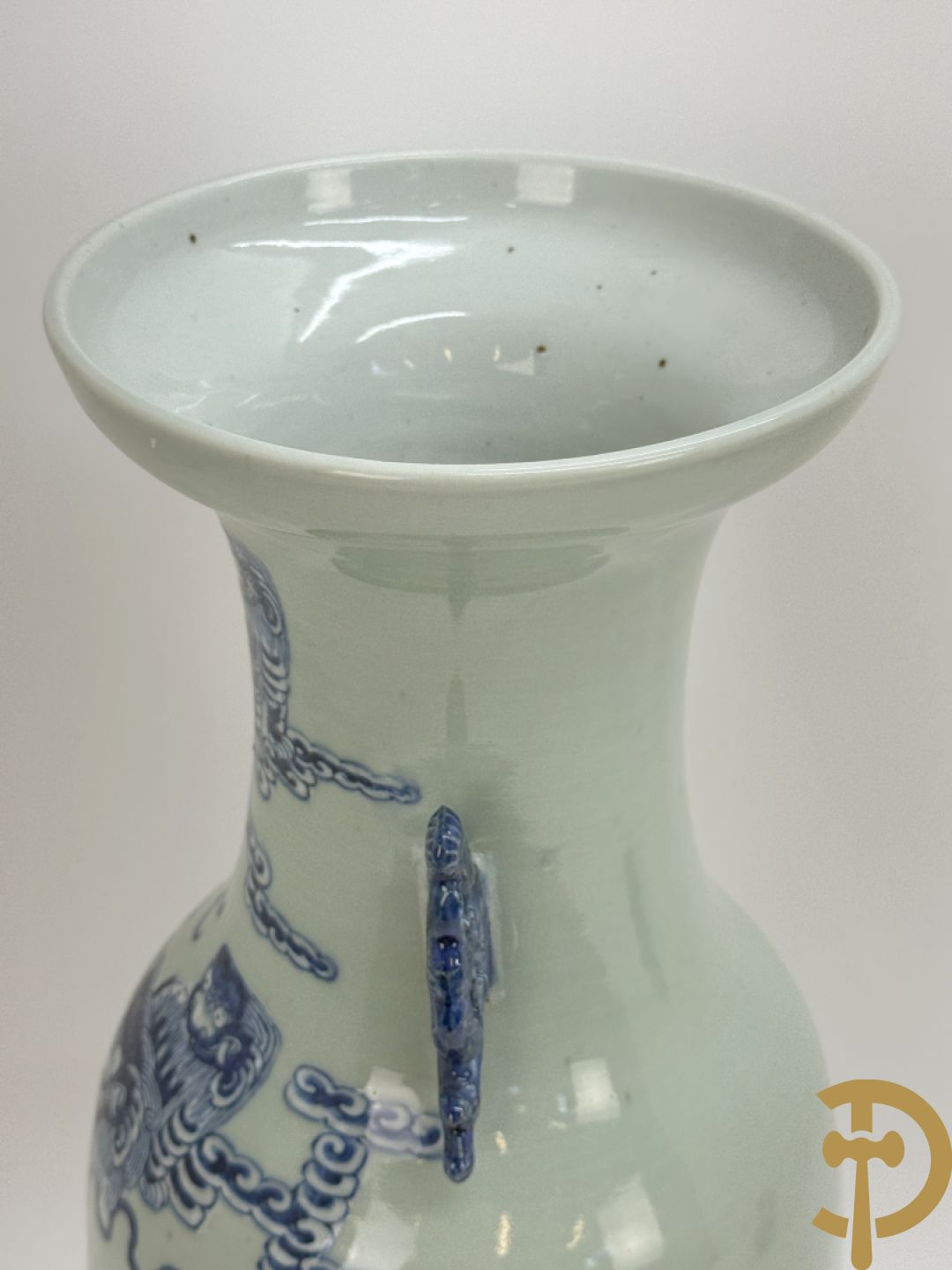 Chinese porseleinen celadon vaas met blauw/wit decor van fo honden