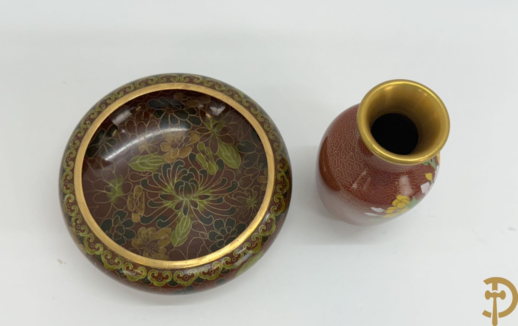 Acht stuks cloisoné w.o. paar dekselpotiches met bloemendecor, 4 vaasjes, coupe en vogel