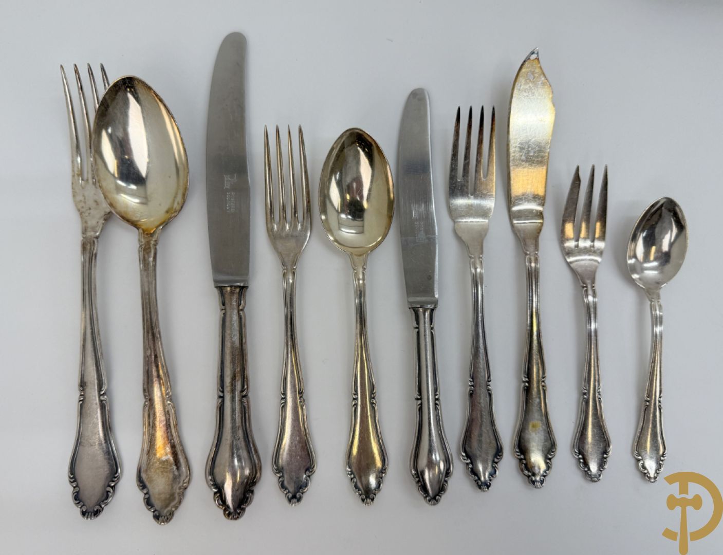 Verzilverd Louis XV bestek bestaande uit 12 lepels, 11 vorken, 12 messen, 12 dessertlepels, 11 dessertvorken, 12 dessertmessen, 12 koffielepels, 12 kleine vorken, 12 visvorken, 12 vismessen en 6 losse stukken
