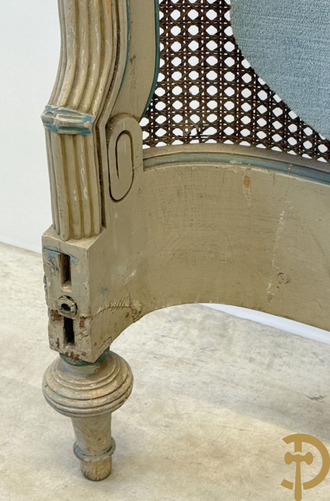 Gepatineerd Louis XVI bed met cannage en guirlandes + 2 muurconsoles met cannage en marmeren blad