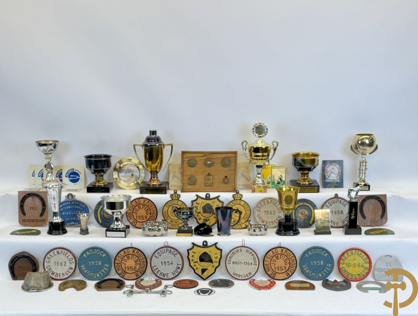Verzameling memorabilia van paardenrennen, trofeeën en bekers