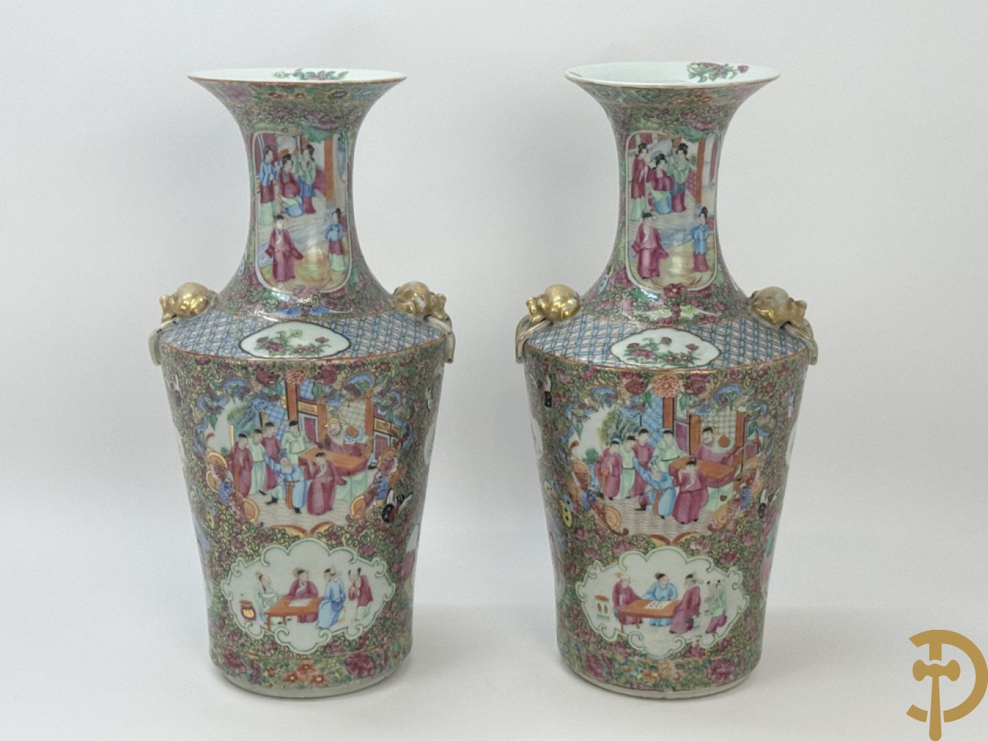Paar Chinese porseleinen famille rose Kanton vazen met geanimeerd decor en zijdelings met fo honden