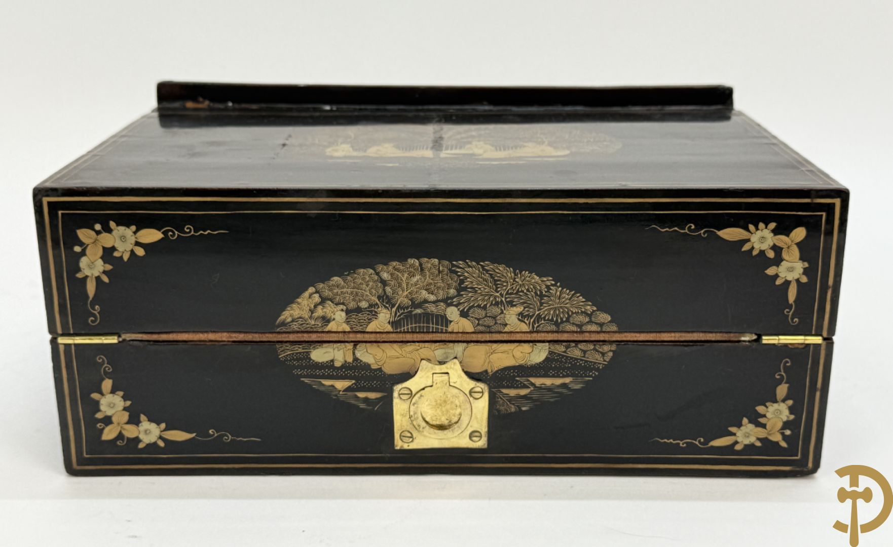 Schrijfbox in wortelnotehout met marquetterie en bovenaan een parelmoer plakkette + Japanse zwartgelakte openklapbare schrijfbox met verguld geanimeerd decor