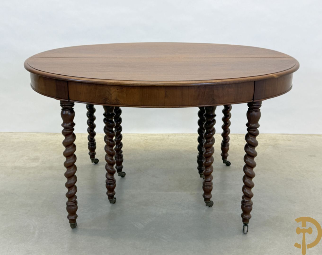 Massieve mahoniehouten Charles X tafel op 8 getorste en gespiegelde poten, midden 19e