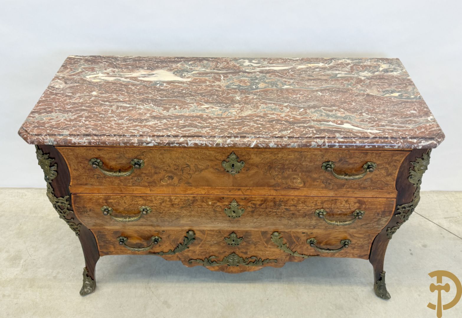 Wortelnotehouten drieladencommode met bronsbeslag van mazarinkoppen en accanthusranken, bovenaan met rood geaderd marmeren blad