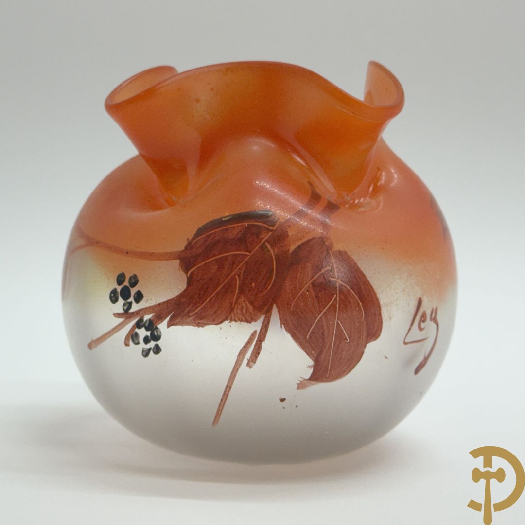 Bol vaasje met beschilderd bloemendecor, Leg. getekend (Legras)