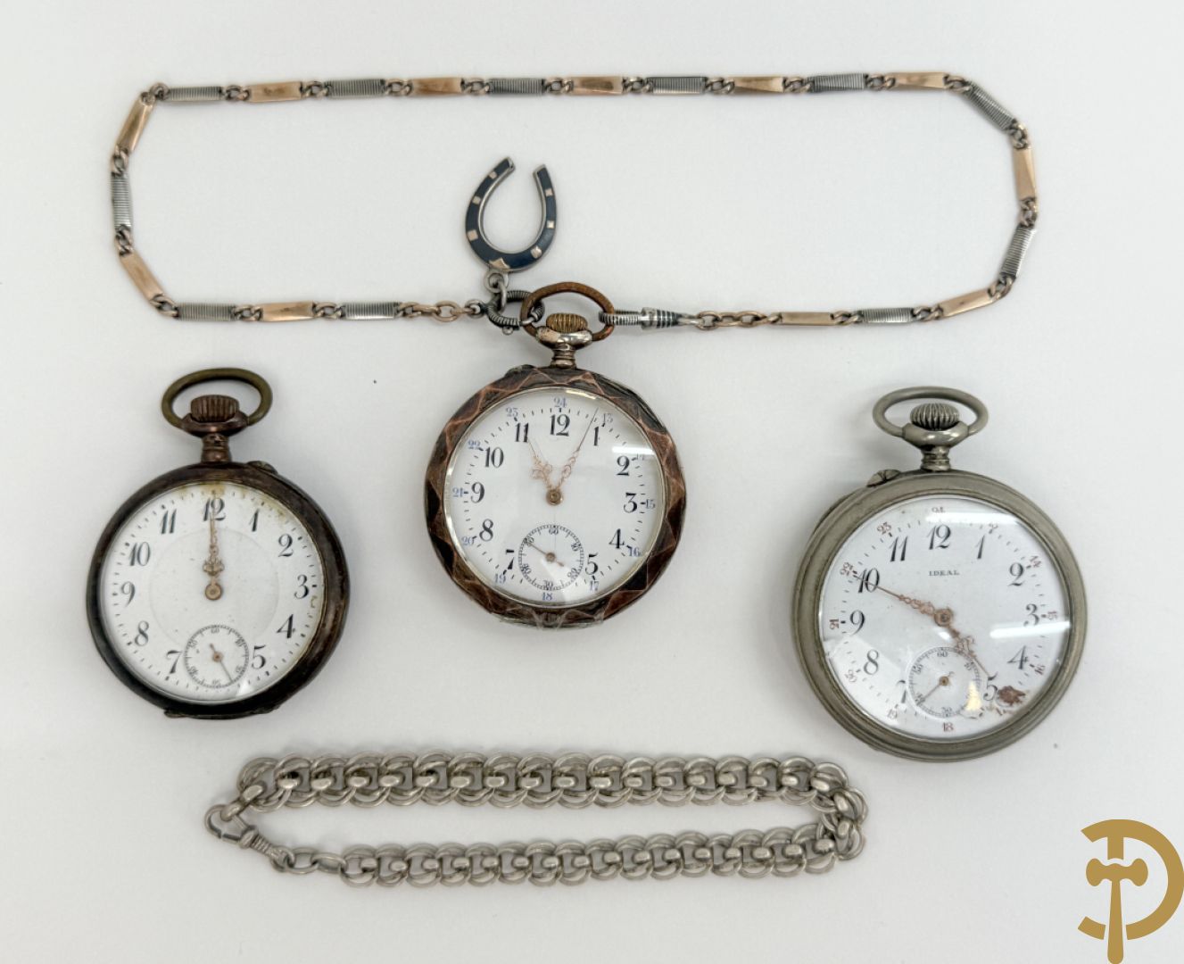 3 antieke zakhorloges met arabische cijfers w.o.2 met zilveren kast + 2 zakhorlogekettingen