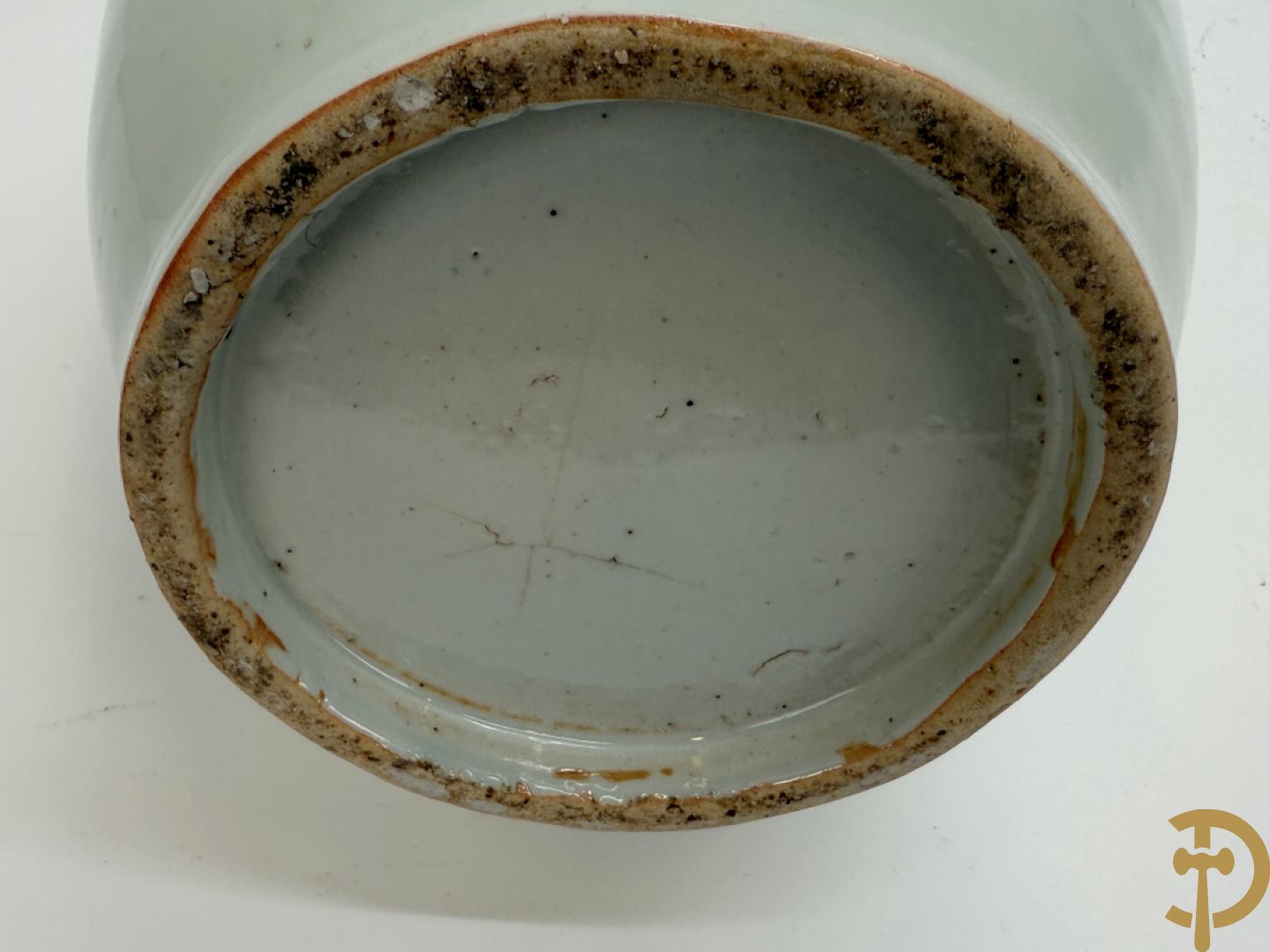 Twee Chinese porseleinen celadonvazen met blauw wit bloemen en vogeldecor + cachepot met vazendecor