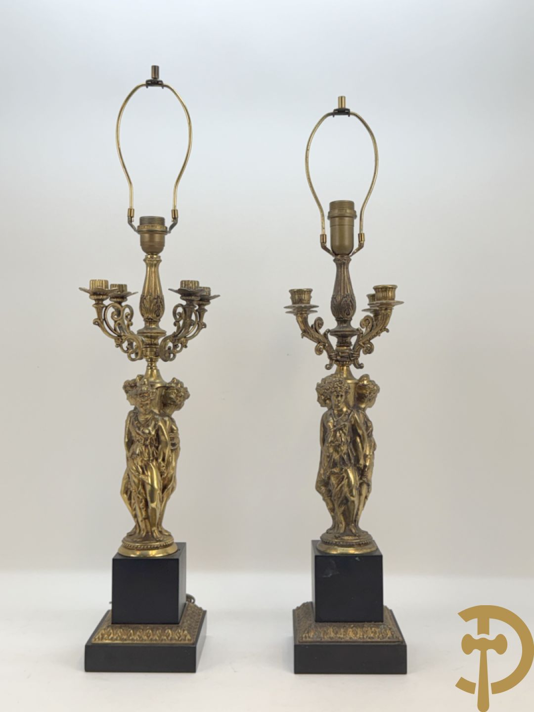 Paar vintage lampadaires met 3 karyathiden, bovenaan met 4 kaarsen en een lichtpunt, Deknudt