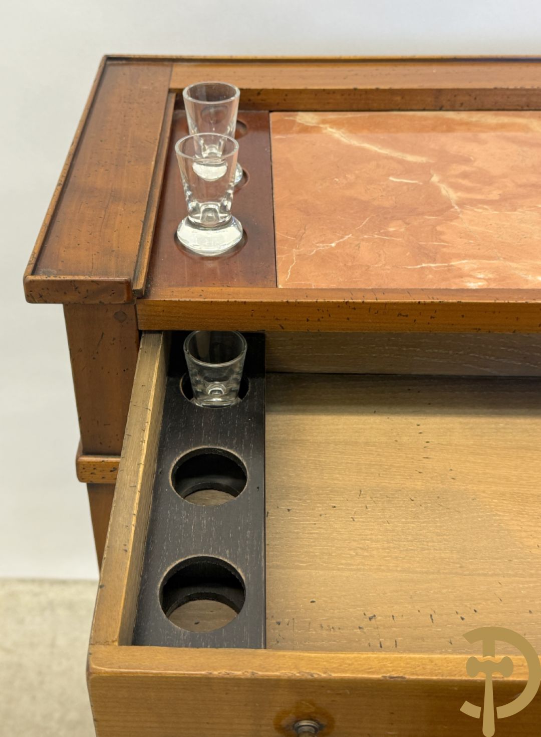 Kerselaren wandtafel met marmeren blad en ingebouwde borrelglaasjes