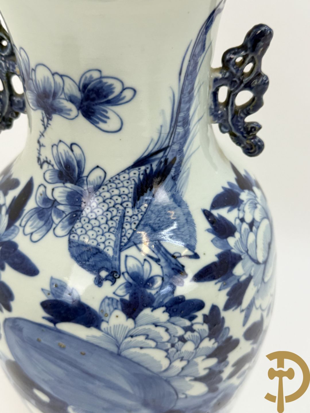 Twee Chinese porseleinen celadonvazen met blauw wit bloemen en vogeldecor + cachepot met vazendecor