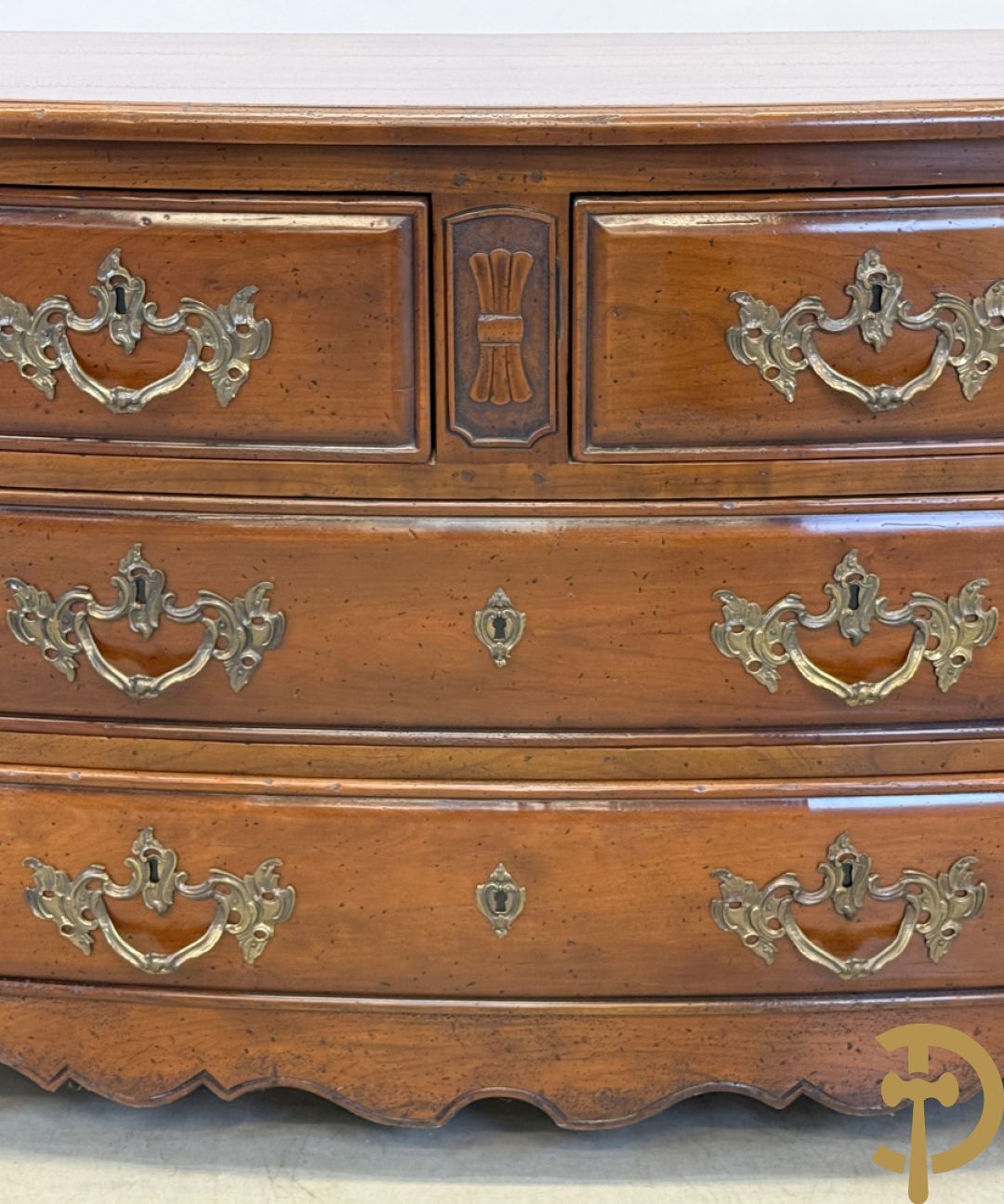Gebogen kerselaren vierladencommode met koperen Louis XV trekkers, achteraan geëstampilleerd Richelieu Art & Meubels de France