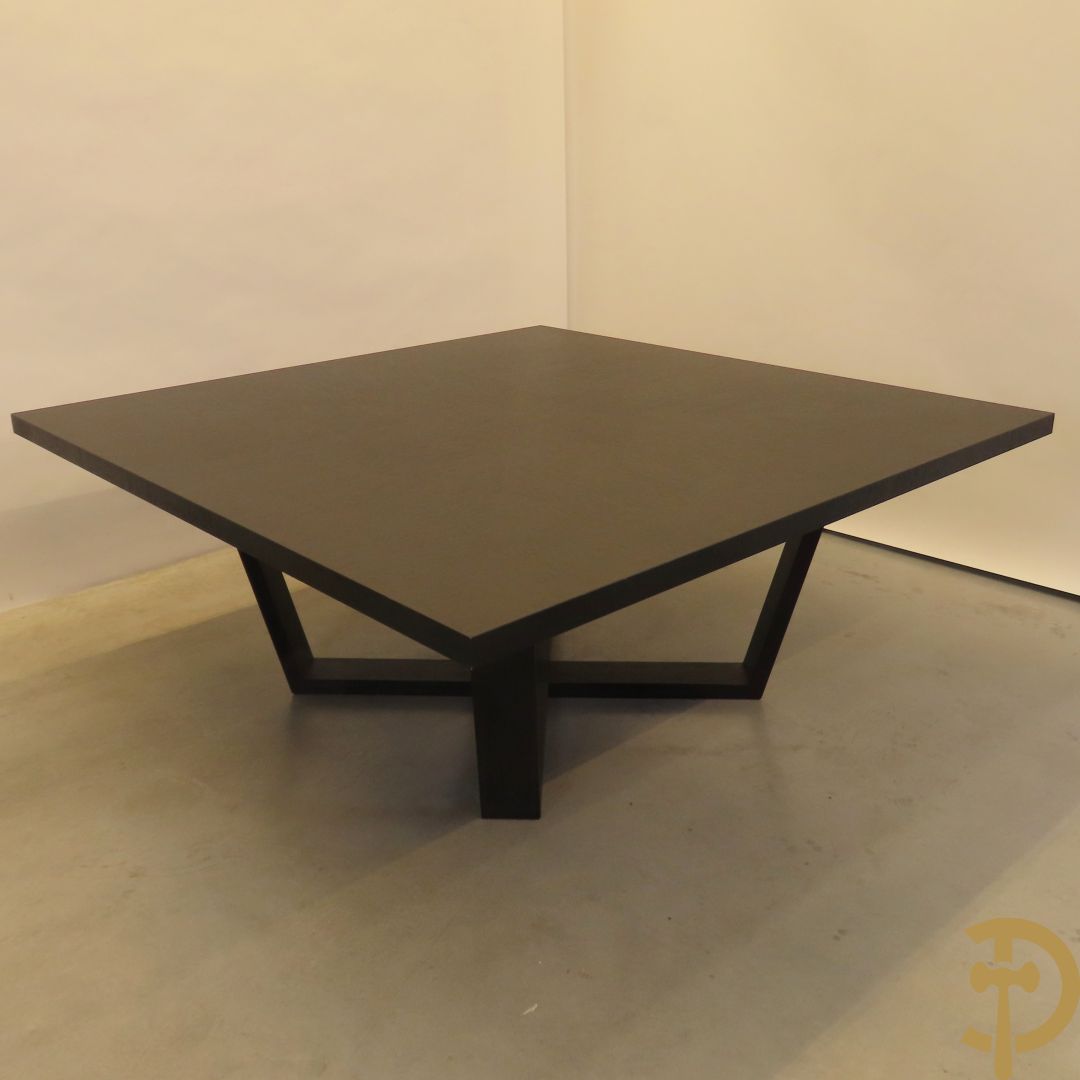 Grote moderne vierkante tafel met zwartgelakt ruitvormig fineer op kruisvormige voet, Maxalto uitgegeven door B & B Italia